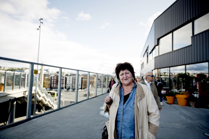 Forfatter Anne B. Ragde irriterer seg ofte over kveldstelefoner fra norske redaksjoner: – De utgir seg for å være enqueter. Og så, hvis jeg er litt skarp i kanten, så blir det plutselig jeg som har tatt kontakt med dem, og så står det «Ragde raser».