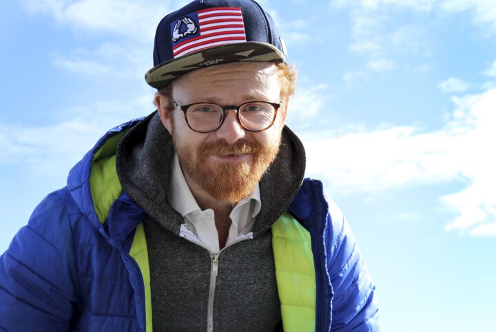 Ivar Christian Johansen alias Ravi, koser seg som programleder på radio.