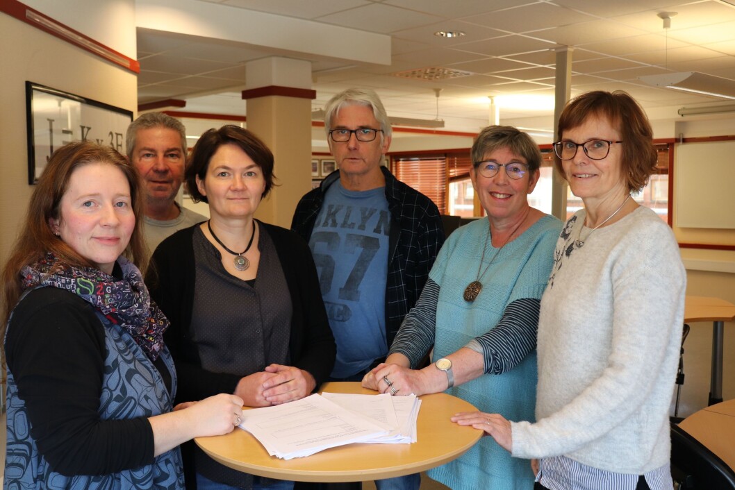 Seks ansatte ved journalistutdanninga på Nord universitet samarbeider om en av de største innholdsanalyser som er gjort av norsk lokaljournalistikk. Fra venstre Astrid Marie Holand, Jan Erik Andreassen, Birgit Røe Mathisen, Bengt M. Engan, Hege Lamark og Lisbeth Morlandstø (Foto: Sindre Kristiansen). Seks ansatte ved journalistutdanninga på Nord universitet samarbeider om en av de største innholdsanalyser som er gjort av norsk lokaljournalistikk. Fra venstre Astrid Marie Holand, Jan Erik Andreassen, Birgit Røe Mathisen, Bengt M. Engan, Hege Lamark og Lisbeth Morlandstø (Foto: Sindre Kristiansen).