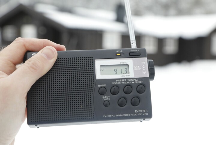 En undersøkelse viser at FM-radio er det mest populære mediet å lytte til lokalradio på.