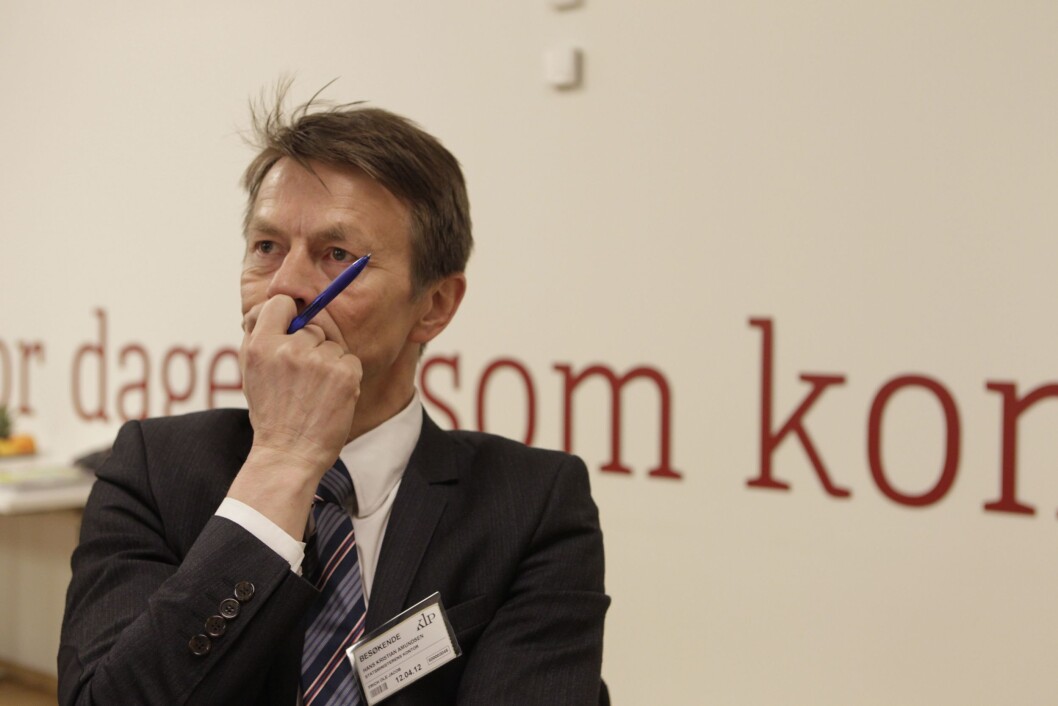 Hans Kristian Amundsen har skrevet historien bak de mange talene han skrev for statsministeren fra 22. juli til 21. august 2011, men Amundsen døde brått i sommer, uten å bli helt ferdig med manuskripet. Hans Kristian Amundsen har skrevet historien bak de mange talene han skrev for statsministeren fra 22. juli til 21. august 2011, men Amundsen døde brått i sommer, uten å bli helt ferdig med manuskripet.