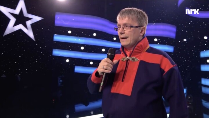 NRK Sápmi-journalist Dan Robert Larsen er blant søkerne til jobben som nettredaktør i Finnmark fylkeskommune. Tidligere i høst sto han på scena for å imponere Stjernekamp-deltagerne med sin joik.