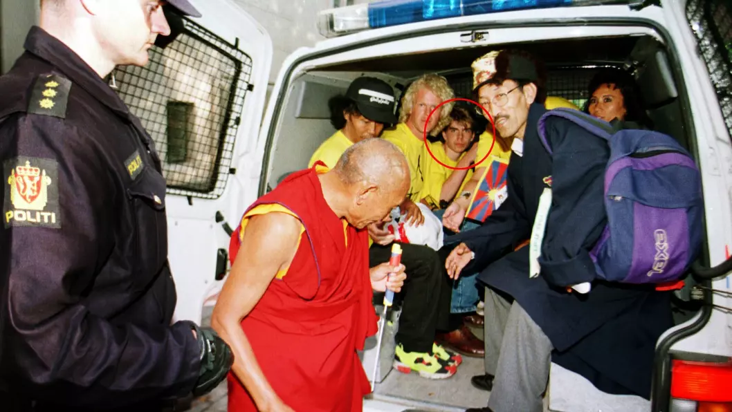Arkivfoto fra den 27.06.96: Den tibetanske munken Palden Gyatso på norgesbesøk. I samme bil som han er på vei inn i, sitter Sigvald Sveinbjørnsson (15).