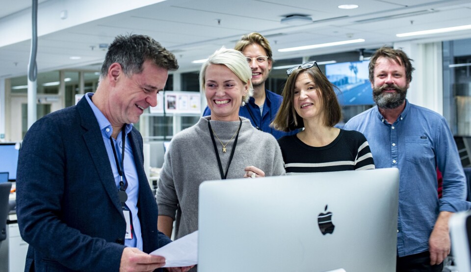 GLAD GJENG: Sjefredaktør Espen Egil Hansen, her sammen med Kristin Kornberg, printsjef og ansvarlig for prosjektet, Constantin Eberle, kreativ leder i Aftenposten, Anna Thurfjell, designer og Asbjørn Bakke, vaktsjef i Aftenposten. GLAD GJENG: Sjefredaktør Espen Egil Hansen, her sammen med Kristin Kornberg, printsjef og ansvarlig for prosjektet, Constantin Eberle, kreativ leder i Aftenposten, Anna Thurfjell, designer og Asbjørn Bakke, vaktsjef i Aftenposten.