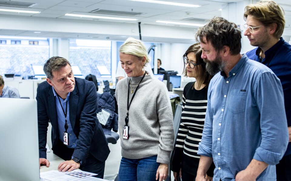 Sjefredaktør Espen Egil Hansen, her sammen med Anna Thurfjell, designer Constantin Eberle, kreativ leder i Aftenposten Kristin Kornberg, printsjef og ansvarlig for prosjektet Asbjørn Bakke, vaktsjef. Sjefredaktør Espen Egil Hansen, her sammen med Anna Thurfjell, designer Constantin Eberle, kreativ leder i Aftenposten Kristin Kornberg, printsjef og ansvarlig for prosjektet Asbjørn Bakke, vaktsjef.