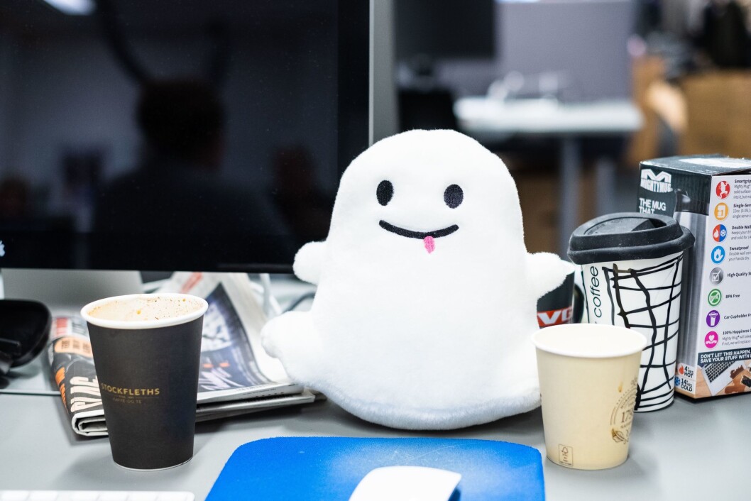 Spredt rundt i snap-redaksjonen står det små Snapchat-spøkelser på strategiske steder. Og brukte kaffekopper. Spredt rundt i snap-redaksjonen står det små Snapchat-spøkelser på strategiske steder. Og brukte kaffekopper.
