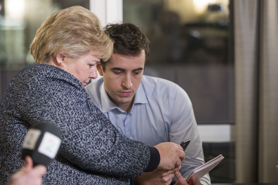 Statsminister og Høyre-leder Erna Solberg ser på mobiltelefonen til Høyres pressesjef Peder Weidemann Egseth i januar i år. Statsminister og Høyre-leder Erna Solberg ser på mobiltelefonen til Høyres pressesjef Peder Weidemann Egseth i januar i år.