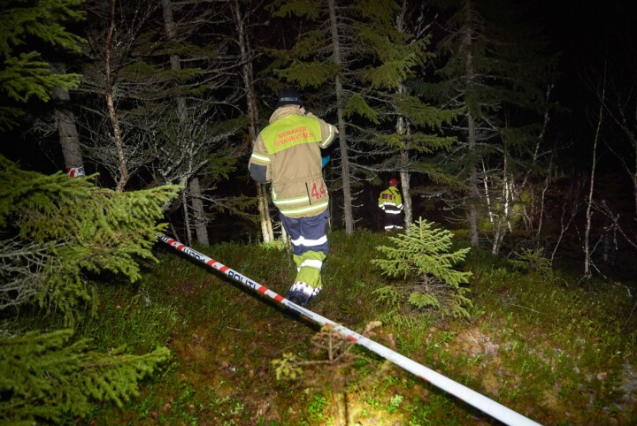 Mannskaper fra Meråker brannvesen på veg ned til flyvraket.