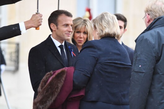 Statsminister Erna Solberg og hennes ektemann Sindre Finnes ankom søndag formiddag til Élyséepalasset i Paris, der de ble tatt imot av Frankrikes president Emmanuel Macron og hans kone Brigitte. Statsminister Erna Solberg og hennes ektemann Sindre Finnes ankom søndag formiddag til Élyséepalasset i Paris, der de ble tatt imot av Frankrikes president Emmanuel Macron og hans kone Brigitte.
