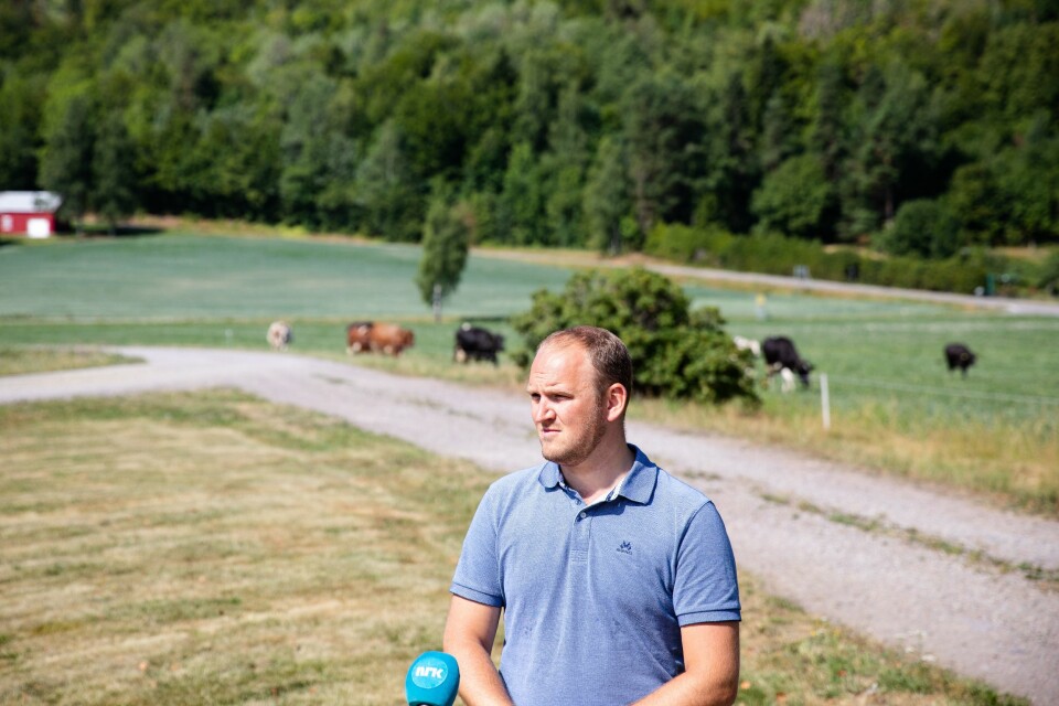 Jon Georg Dale (Frp), her fra et besøk hos tørkerammede bønder i Vestfold da han var landbruksminister.  Foto: Audun Braastad / NTB scanpix