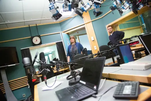 Eva Midttun Leira, redaksjonssjef NRK Nyhetsmorgen, og Erlend Rønneberg, prosjektleiar for visuell radio. Her i det gamle Dagsnytt 18-studioet. Eva Midttun Leira, redaksjonssjef NRK Nyhetsmorgen, og Erlend Rønneberg, prosjektleiar for visuell radio. Her i det gamle Dagsnytt 18-studioet.