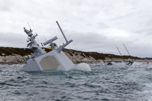ØYGARDEN 20181114. Den havarerte fregatten KNM Helge Ingstad fotografert onsdag 14. november. Fregatten ligger på grunn nord for Stureterminalen i Hjeltefjorden utenfor Bergen. Helge Ingstad Kolliderte med oljetankeren TS Sola fredag 8. november 2018. Foto: Cornelius Poppe / NTB scanpix ØYGARDEN 20181114. Den havarerte fregatten KNM Helge Ingstad fotografert onsdag 14. november. Fregatten ligger på grunn nord for Stureterminalen i Hjeltefjorden utenfor Bergen. Helge Ingstad Kolliderte med oljetankeren TS Sola fredag 8. november 2018. Foto: Cornelius Poppe / NTB scanpix
