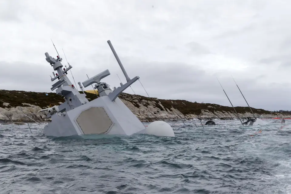 ØYGARDEN 20181114. Den havarerte fregatten KNM Helge Ingstad fotografert onsdag 14. november. Fregatten ligger på grunn nord for Stureterminalen i Hjeltefjorden utenfor Bergen. Helge Ingstad Kolliderte med oljetankeren TS Sola fredag 8. november 2018. Foto: Cornelius Poppe / NTB scanpix ØYGARDEN 20181114. Den havarerte fregatten KNM Helge Ingstad fotografert onsdag 14. november. Fregatten ligger på grunn nord for Stureterminalen i Hjeltefjorden utenfor Bergen. Helge Ingstad Kolliderte med oljetankeren TS Sola fredag 8. november 2018. Foto: Cornelius Poppe / NTB scanpix