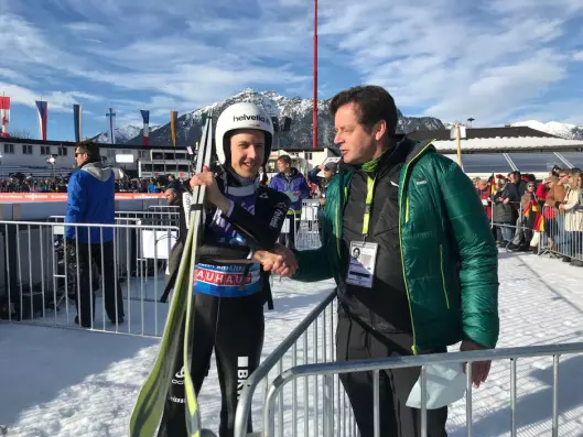 Den røynde VG-journalisten Bjørn Arne Johannessen i samtale med hoppstjerna Simon Ammann under Hoppuka i fjor.