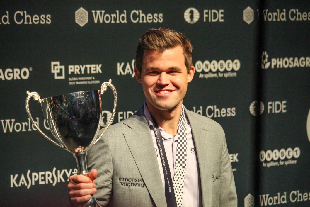 Magnus Carlsen med vinnerpokalen etter seier i sjakk-VM 18. november 2018. Magnus Carlsen med vinnerpokalen etter seier i sjakk-VM 18. november 2018.