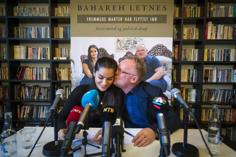 Per Sandberg kysser samboer Bahareh Letnes etter lanseringen av boken «Fremmede makter har flyttet inn - justismord og politisk drap» på Litteraturhuset i Oslo tidligere i høst. Foto: Heiko Junge / NTB scanpix