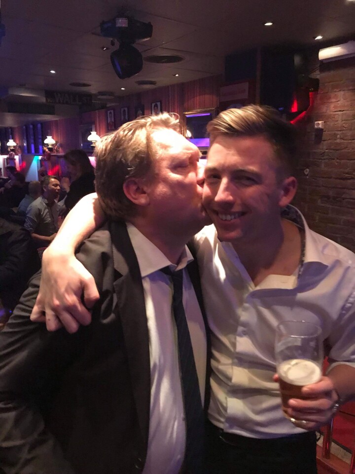 Eirik Mosveen gir Lars Joakim Skarvøy en suss på kinnet.