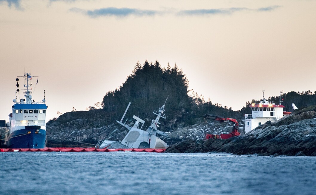 Klokken 4.03 kolliderer et 250 meter langt tankskip med fregatten KNM Helge Ingstad, som er på vei sørover etter å ha deltatt i NATO-øvelsen Trident Juncture i Trøndelag. Klokken 4.03 kolliderer et 250 meter langt tankskip med fregatten KNM Helge Ingstad, som er på vei sørover etter å ha deltatt i NATO-øvelsen Trident Juncture i Trøndelag.