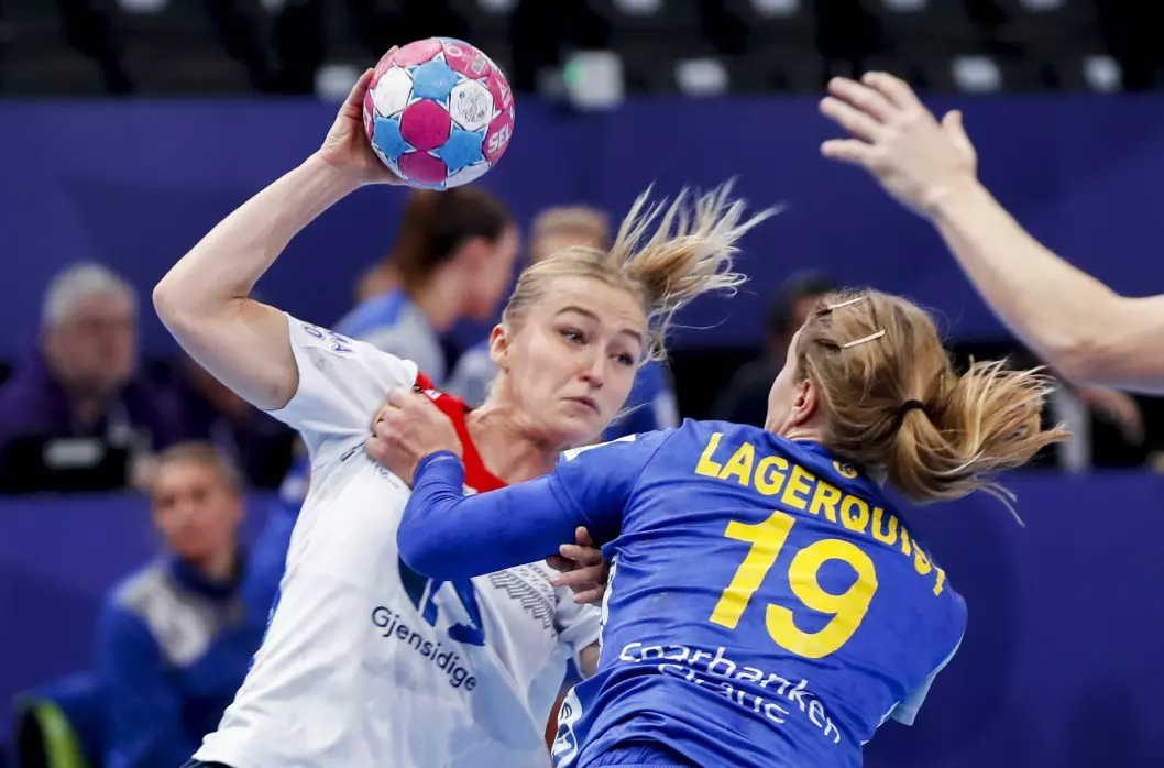 Håndball-EM: Stine Bredal Oftedal mot Anna Lagerquist  under  kampen mellom Sverige og Norge i årets sluttspill.Foto: Vidar Ruud / NTB scanpix