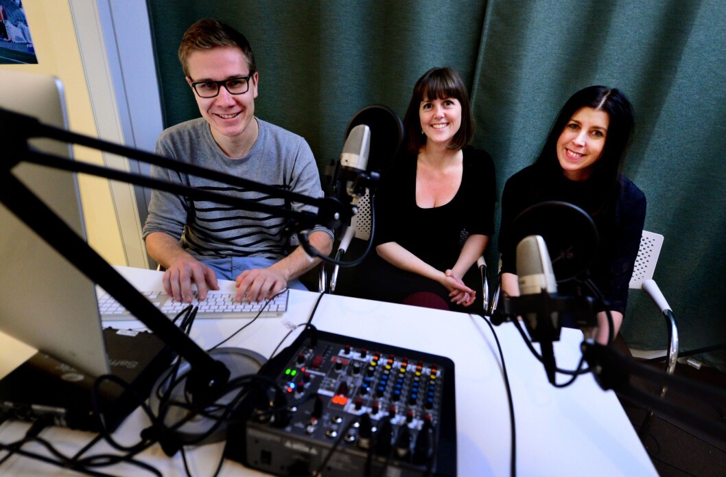 Programleiarane Truls Lian (journalist) og Marie Olaussen (samfunnsredaktør) saman med Yvonne Laursen (seljar). Programleiarane Truls Lian (journalist) og Marie Olaussen (samfunnsredaktør) saman med Yvonne Laursen (seljar).
