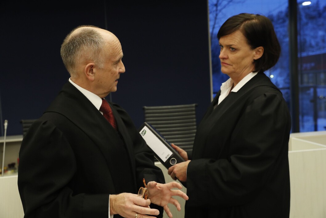 Statsadvokat Stein Vale og forsvarer er Mette Yvonne Larsen i samtale. Rettssak mot forretningsmannen Christer Tromsdal. Statsadvokat Stein Vale og forsvarer er Mette Yvonne Larsen i samtale. Rettssak mot forretningsmannen Christer Tromsdal.