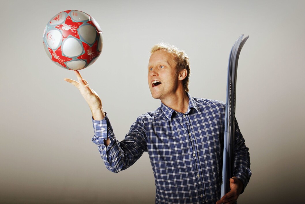 TV2s kommentator Øyvind Alsaker fotografert ved en tidligere anledning. Det vites ikke om det var dette paret med ski han skulle stå på da ulykken inntraff. TV2s kommentator Øyvind Alsaker fotografert ved en tidligere anledning. Det vites ikke om det var dette paret med ski han skulle stå på da ulykken inntraff.