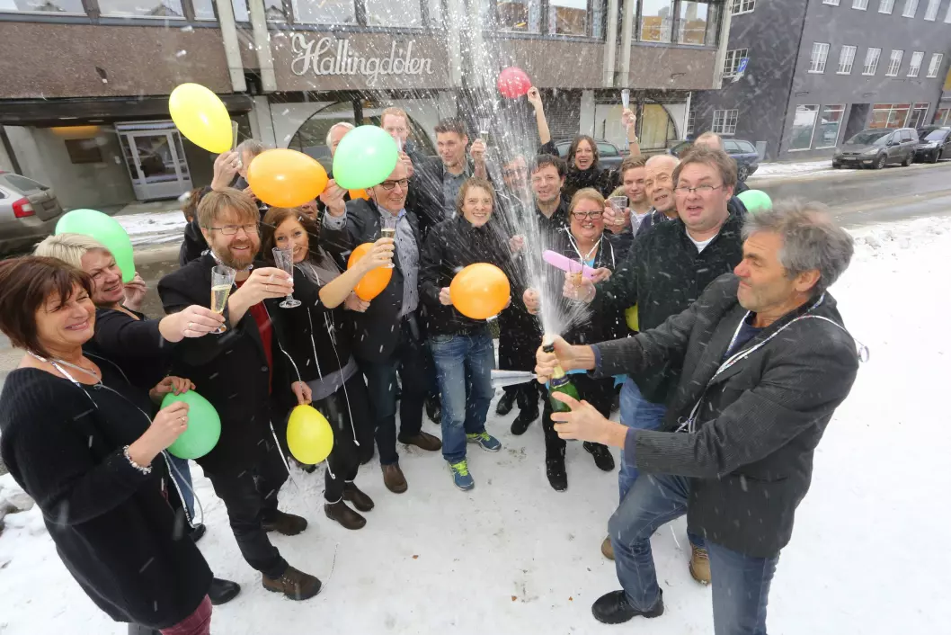 Hallingdølen-redaksjonen jubler etter å ha blitt kåra til Årets beste lokalavis i Europa i 2013.