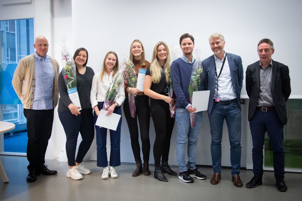 Alle stipendmottakarane. Frå venstre: Ole J. Mjøs (UiB), studentane Bia Sjøvoll, Marianne Borchgrevink-Brækhus, Johanna Magdalena Husebye, Sara Pedersen Stene og Fredrik Jensen, Olav T. Sandnes (TV2) og Leif Ove Larsen (UiB). Alle stipendmottakarane. Frå venstre: Ole J. Mjøs (UiB), studentane Bia Sjøvoll, Marianne Borchgrevink-Brækhus, Johanna Magdalena Husebye, Sara Pedersen Stene og Fredrik Jensen, Olav T. Sandnes (TV2) og Leif Ove Larsen (UiB).
