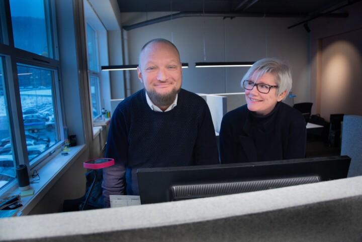 Marit Kalgraf er ansvarlig redaktør for Vestnytt og Askøyværingen. Her avbildet sammen med Eirik Langeland Fjeld, ansvarlig redaktør for Strilen og Bygdanytt.