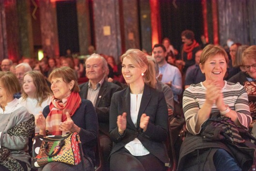Sjefredaktør Alexandra Beverfjord i Dagbladet under avisas 150-årsmarkering. Til høyre for henne: hodejeger Heidi Wiggen i Visindi og kulturminister Trine Skei Grande (V). Sjefredaktør Alexandra Beverfjord i Dagbladet under avisas 150-årsmarkering. Til høyre for henne: hodejeger Heidi Wiggen i Visindi og kulturminister Trine Skei Grande (V).
