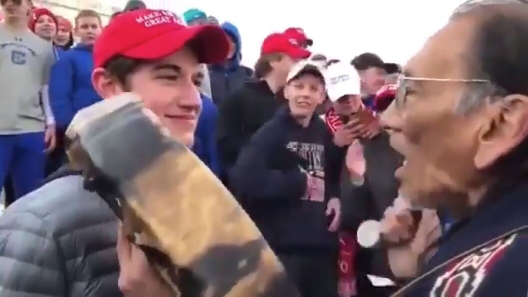Skjermbilete av Twitter-videoen som viser elevar ved Covington Catholic og Nathan Phillips. Skjermbilete av Twitter-videoen som viser elevar ved Covington Catholic og Nathan Phillips.