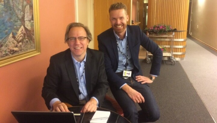 Jon Even Andersen (t.v.) og Mats Rønning mens de begge jobba i NTB, fotografert utenfor statsrådssalen på Stortinget.