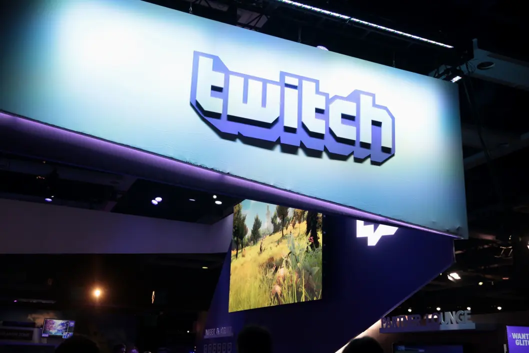 Mens sponsorsjefene nyter høye drinker i sponsorteltene, er de nye idrettsstjernene på Twitch, skriver kronikkforfatterne. Mens sponsorsjefene nyter høye drinker i sponsorteltene, er de nye idrettsstjernene på Twitch, skriver kronikkforfatterne.