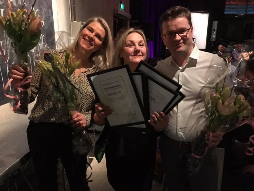 Journalister i Adresseavisen feirer at de vant prisen for nyhetsjournalistikk. Fra venstre: Ingrid Meisingset, Grete Holstad og Espen Rasmussen. Journalister i Adresseavisen feirer at de vant prisen for nyhetsjournalistikk. Fra venstre: Ingrid Meisingset, Grete Holstad og Espen Rasmussen.