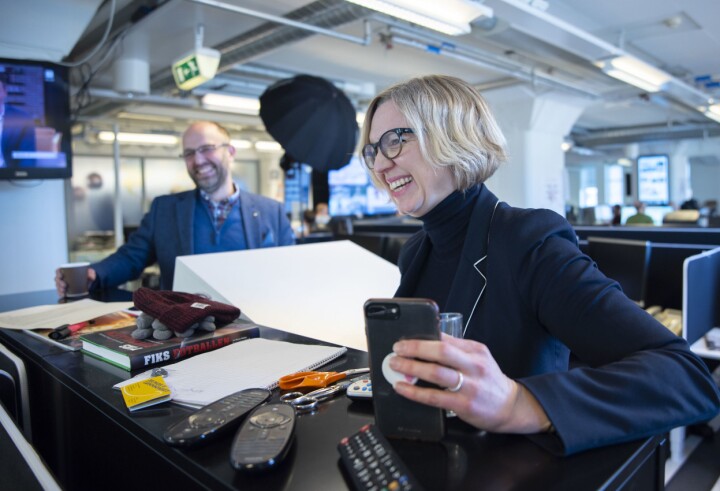 Sjefredaktør Mads Yngve Storvik og fersk nyheitsredaktør i NTB, Sarah Sørheim, då Sørheim vart introdusert for dei tilsette i februar.