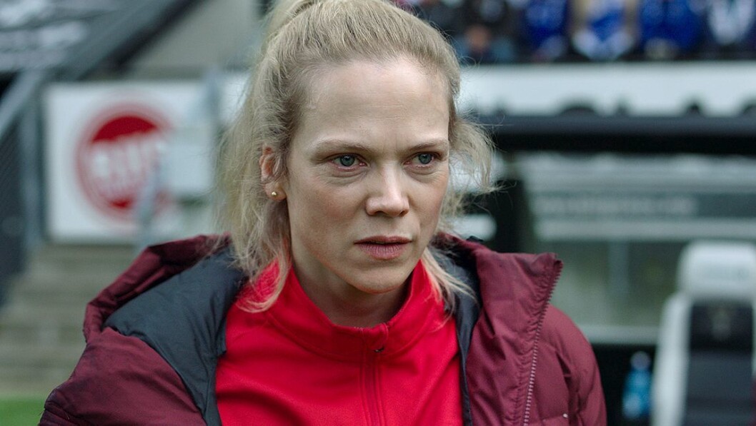 Trener for Varg i serien Heimebane, Helena Mikkelsen, spilt av Ane Dahl Torp. Trener for Varg i serien Heimebane, Helena Mikkelsen, spilt av Ane Dahl Torp.