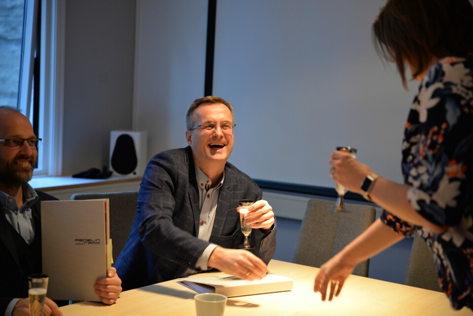 Per Brikt Olsen i Fagpressen smiler etter at kontrakten er signert.