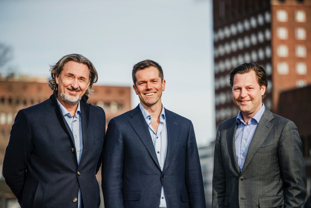 – Sammen blir vi betydelig sterkere, sier Tom Orvei (i midten) fra Oculos og Jørgen Schibsted (t.h.) fra OMG. Tom Orvei blir leder for det nye OMG-Oculos, mens Jørgen Schibsted går ut av OMG og fortsetter som leder for Hyper. Begge vil rapportere til administrerende direktør i Ahead, Per Engh Halvorsen. – Sammen blir vi betydelig sterkere, sier Tom Orvei (i midten) fra Oculos og Jørgen Schibsted (t.h.) fra OMG. Tom Orvei blir leder for det nye OMG-Oculos, mens Jørgen Schibsted går ut av OMG og fortsetter som leder for Hyper. Begge vil rapportere til administrerende direktør i Ahead, Per Engh Halvorsen.