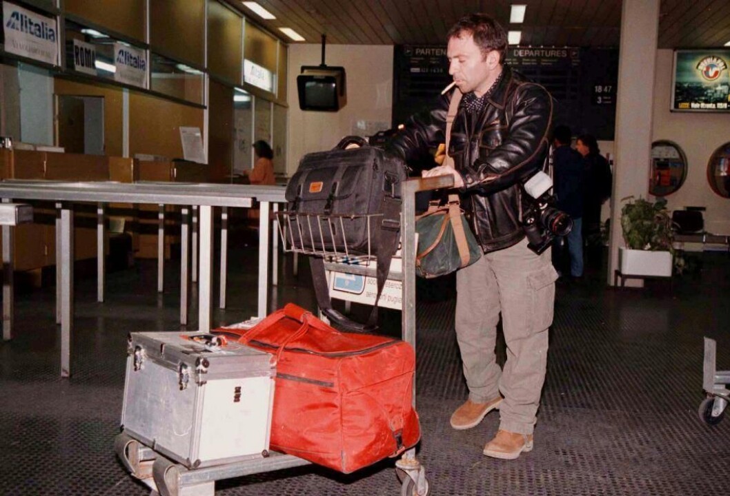 1997: Reuters-fotograf Yannis Behrakis måtte evakueres fra Albania. Her er han ved ankomsten til flyplassen i Brindisi i Italia. Pressen blir kraftig sensurert i Albania, og det albanske politiet har trakassert journalister fysisk. Scan-Foto/EPA: Dario Caricato 1997: Reuters-fotograf Yannis Behrakis måtte evakueres fra Albania. Her er han ved ankomsten til flyplassen i Brindisi i Italia. Pressen blir kraftig sensurert i Albania, og det albanske politiet har trakassert journalister fysisk. Scan-Foto/EPA: Dario Caricato