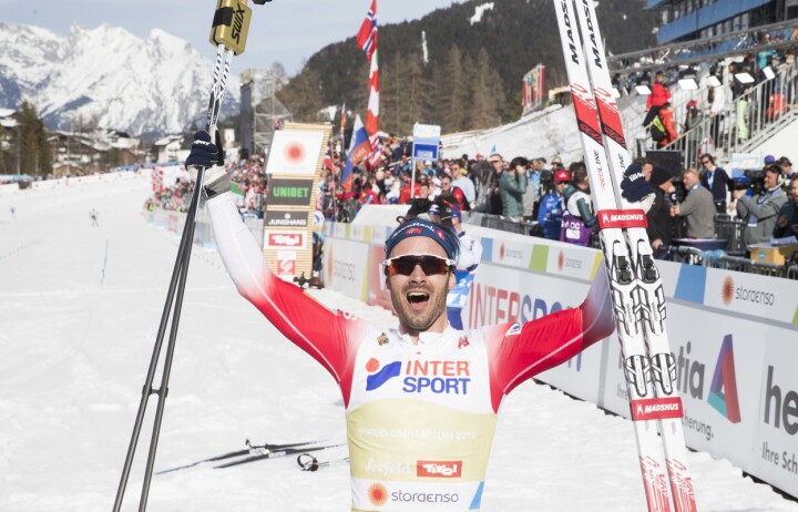 Hans Christer Holund blir verdensmester på 50 km fri teknikk under VM på ski i Seefeld.