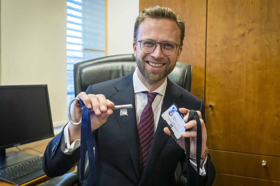 Digitaliseringsminister Nikolai Astrup (H) viser frem nøklene sine etter nøkkeloverrekkelsen i Kommunal- og moderniseringsdepartementet.Foto: Heiko Junge / NTB scanpix Digitaliseringsminister Nikolai Astrup (H) viser frem nøklene sine etter nøkkeloverrekkelsen i Kommunal- og moderniseringsdepartementet.Foto: Heiko Junge / NTB scanpix
