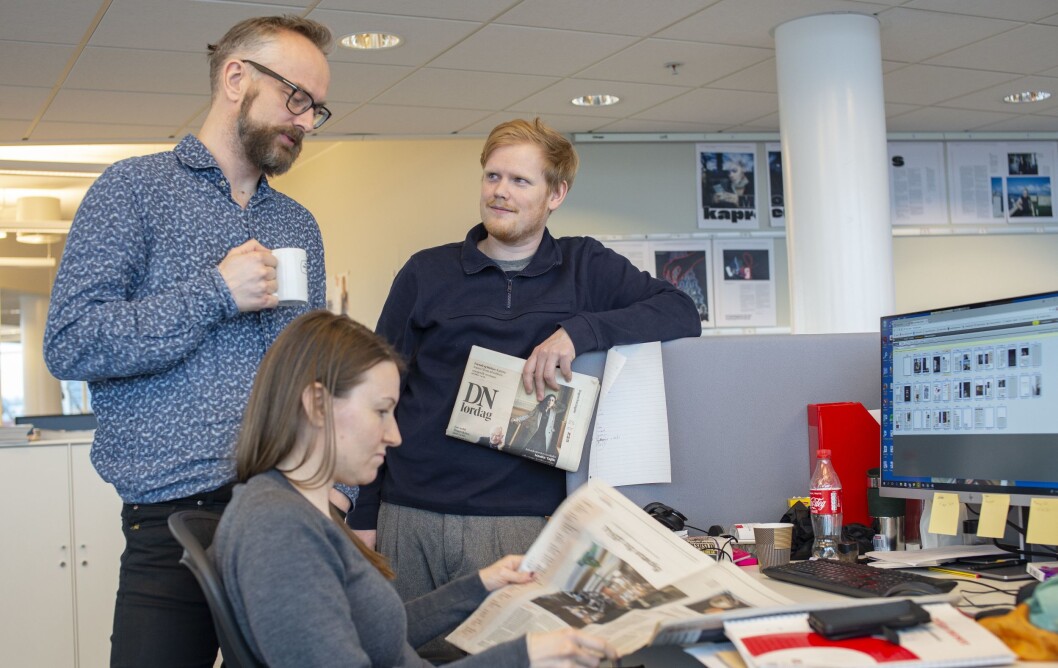 Redaksjonssjef Frode Frøyland, designer Jørgen Brynhildsvoll og vaktsjef Gøril Sæther leser i et rykende fersk prøvetrykk av den nye lørdagsutgaven til DN. Redaksjonssjef Frode Frøyland, designer Jørgen Brynhildsvoll og vaktsjef Gøril Sæther leser i et rykende fersk prøvetrykk av den nye lørdagsutgaven til DN.