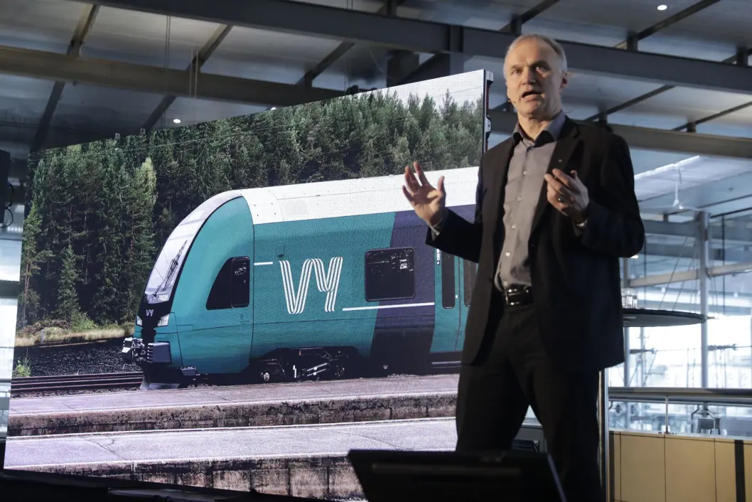 Styreleder i NSB, Dag Mejdell og konsernsjef i NSB Geir Isaksen presenterer nytt felles navn for NSB og Nettbuss.Foto: Berit Roald / NTB scanpix Styreleder i NSB, Dag Mejdell og konsernsjef i NSB Geir Isaksen presenterer nytt felles navn for NSB og Nettbuss.Foto: Berit Roald / NTB scanpix