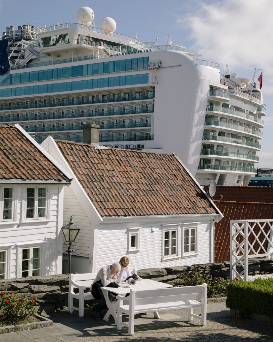 10717 03. Dagligliv i Norge 04.06.2018 Cruiseturisme økningen i antall turister som kommer til Norge, spesielt med cruiseskip, har satt flere populære turistmål under press, som her i Stavanger hvor cruiseskipet Azura har lagt til kai like ved gamlebyen. Tatt på oppdrag for Aftenposten. 10717 03. Dagligliv i Norge 04.06.2018 Cruiseturisme økningen i antall turister som kommer til Norge, spesielt med cruiseskip, har satt flere populære turistmål under press, som her i Stavanger hvor cruiseskipet Azura har lagt til kai like ved gamlebyen. Tatt på oppdrag for Aftenposten.