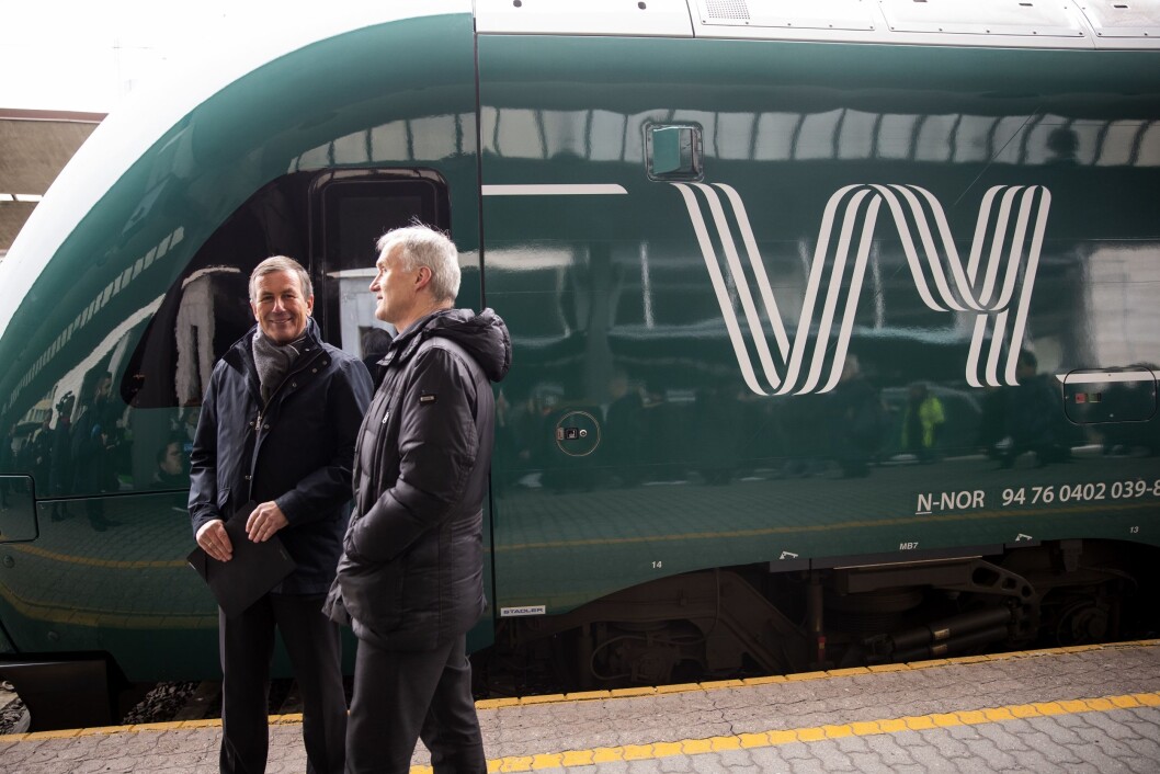 Konsernsjef i NSB Geir Isaksen (t.h.) og styreleder Dag Mejdell presenterer nytt felles navn for NSB og Nettbuss. Det nye navnet er Vy. Konsernsjef i NSB Geir Isaksen (t.h.) og styreleder Dag Mejdell presenterer nytt felles navn for NSB og Nettbuss. Det nye navnet er Vy.