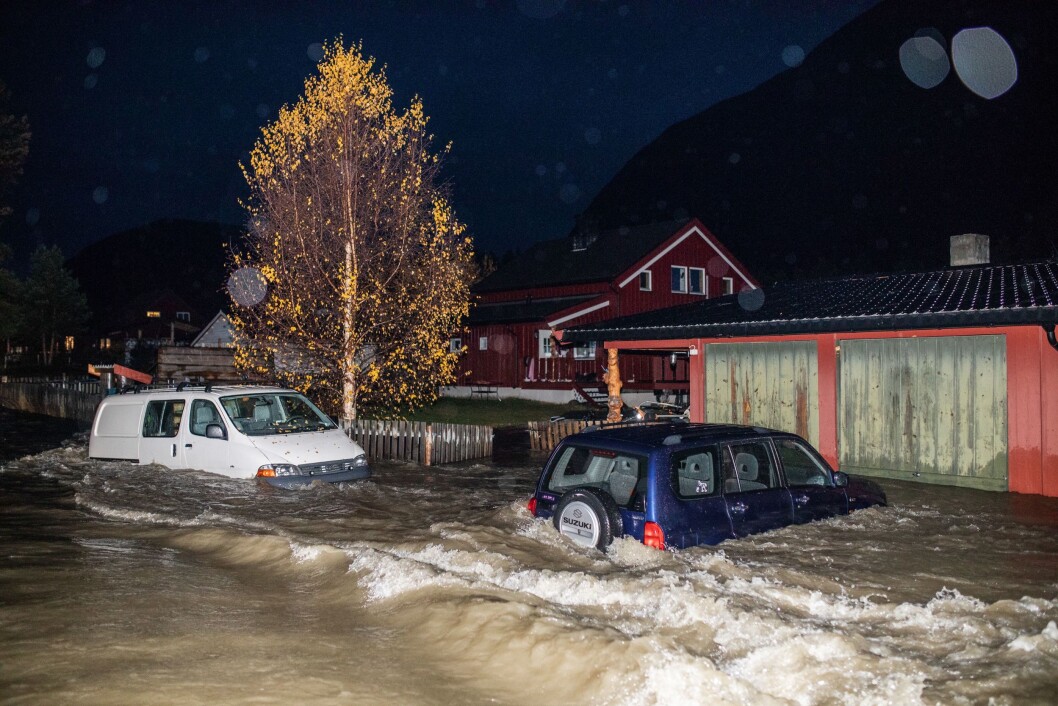 Flom i SkjåkFlere biler måtte stå stille da flommen på kort tid oversvømte området rundt Skjåk etter store nedbørsmengder.Tatt for VGFinansiert av VG Flom i SkjåkFlere biler måtte stå stille da flommen på kort tid oversvømte området rundt Skjåk etter store nedbørsmengder.Tatt for VGFinansiert av VG