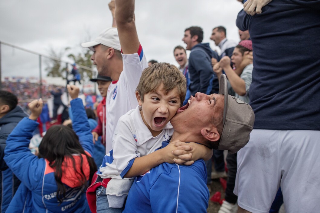 Fotball-drømmen: Uruguay er et unikt fotballand. Alt handler om fotball.De fleste stadionene er steingamle og slitte, klubbene må hele tiden selge sine beste spillere til utlandet for å overleve, men engasjementet er det ingen ting i veien med. Og landslaget kan aldri avskrives. Og den største stjernen er Luis Suarez, mannen som ble tatt i mot som en helt da han ble sendt hjem fra VM etter å ha bitt en motspiller. Tatt på oppdrag for VG og er kun finansiert med VGs midler. Fotball-drømmen: Uruguay er et unikt fotballand. Alt handler om fotball.De fleste stadionene er steingamle og slitte, klubbene må hele tiden selge sine beste spillere til utlandet for å overleve, men engasjementet er det ingen ting i veien med. Og landslaget kan aldri avskrives. Og den største stjernen er Luis Suarez, mannen som ble tatt i mot som en helt da han ble sendt hjem fra VM etter å ha bitt en motspiller. Tatt på oppdrag for VG og er kun finansiert med VGs midler.