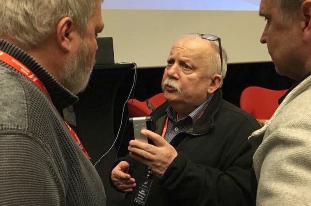 ALLTID SKUDDKLAR: Reporteren Johs Kalvemo har alltid hatt en lydopptaker klar. Dette bildet er tatt på Svarte Natta i Tromsø i 2017. ALLTID SKUDDKLAR: Reporteren Johs Kalvemo har alltid hatt en lydopptaker klar. Dette bildet er tatt på Svarte Natta i Tromsø i 2017.
