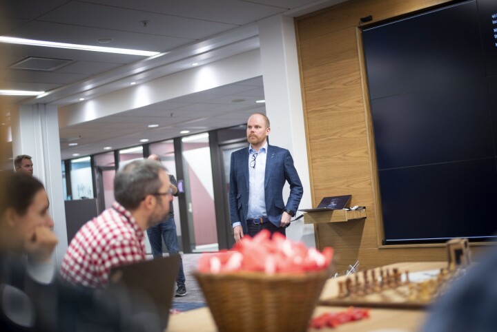 Sjefredaktør Gard Steiro i VG taler foran sine ansatte på et morgenmøte 11. desember 2018.