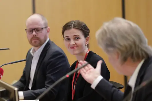 Sjefredaktør Gard Steiro og nyhetsredaktør Tora Bakke Håndlykken under VGs egen evaluering av avisas dekning av den såkalte Giske-videosaken. Sjefredaktør Gard Steiro og nyhetsredaktør Tora Bakke Håndlykken under VGs egen evaluering av avisas dekning av den såkalte Giske-videosaken.